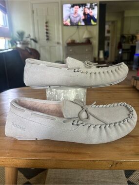 Pacas grey Suede alpaca lined Cozy Moccasin Slippers. Size 8.  New